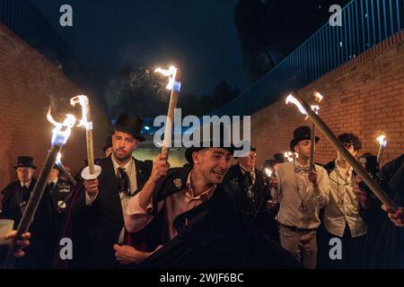 Mitglieder der Sardinenbruderschaft werden während der Prozession mit Fackeln beleuchtet, gesungen und getanzt. Die Sardinenprozession, die in Madrid stattfindet, ist eine jahrhundertealte spanische Tradition, die durch ein Gemälde des spanischen Künstlers Francisco de Goya, das Begräbnis der Sardinen, berühmt wurde. Es markiert das Ende der Karnevalsfeiern und den Beginn der Fastenzeit 40 Tage vor Ostern. Es besteht aus einer Prozession, die eine Beerdigung parodiert, bei der eine symbolische Figur einer Sardine in ihrem Sarg verbrannt wird. Das fest findet jeden Aschermittwoch statt und symbolisiert das Begräbnis Stockfoto