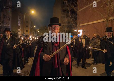 Mitglieder der Sardinenbruderschaft werden während der Prozession mit Fackeln beleuchtet. Die Sardinenprozession, die in Madrid stattfindet, ist eine jahrhundertealte spanische Tradition, die durch ein Gemälde des spanischen Künstlers Francisco de Goya, das Begräbnis der Sardinen, berühmt wurde. Es markiert das Ende der Karnevalsfeiern und den Beginn der Fastenzeit 40 Tage vor Ostern. Es besteht aus einer Prozession, die eine Beerdigung parodiert, bei der eine symbolische Figur einer Sardine in ihrem Sarg verbrannt wird. Das fest findet jeden Aschermittwoch statt und symbolisiert das Begräbnis der Vergangenheit und die Wiedergeburt von Stockfoto