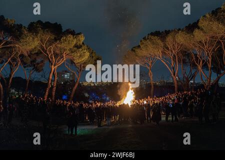 Allgemeine Ansicht des Lagerfeuers, wo die Sardine am Ende der Prozession verbrannt wird. Die Sardinenprozession, die in Madrid stattfindet, ist eine jahrhundertealte spanische Tradition, die durch ein Gemälde des spanischen Künstlers Francisco de Goya, das Begräbnis der Sardinen, berühmt wurde. Es markiert das Ende der Karnevalsfeiern und den Beginn der Fastenzeit 40 Tage vor Ostern. Es besteht aus einer Prozession, die eine Beerdigung parodiert, bei der eine symbolische Figur einer Sardine in ihrem Sarg verbrannt wird. Das fest findet jeden Aschermittwoch statt und symbolisiert das Begräbnis der Vergangenheit und die Wiedergeburt der Gesellschaft. (Phot Stockfoto
