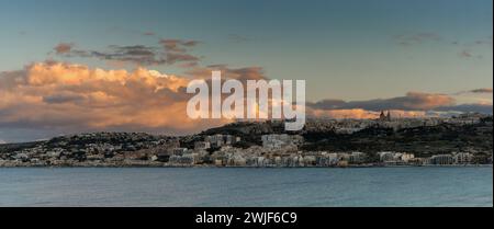 Ein Panoramablick auf die Mellieha Bay in Malta bei Sonnenuntergang Stockfoto