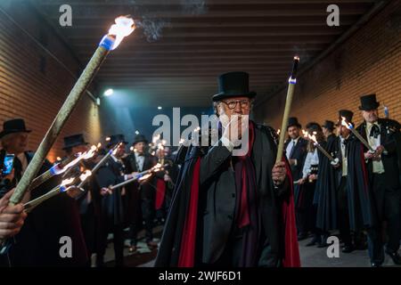 Mitglieder der Sardinenbruderschaft werden während der Prozession mit Fackeln beleuchtet. Die Sardinenprozession, die in Madrid stattfindet, ist eine jahrhundertealte spanische Tradition, die durch ein Gemälde des spanischen Künstlers Francisco de Goya, das Begräbnis der Sardinen, berühmt wurde. Es markiert das Ende der Karnevalsfeiern und den Beginn der Fastenzeit 40 Tage vor Ostern. Es besteht aus einer Prozession, die eine Beerdigung parodiert, bei der eine symbolische Figur einer Sardine in ihrem Sarg verbrannt wird. Das fest findet jeden Aschermittwoch statt und symbolisiert das Begräbnis der Vergangenheit und die Wiedergeburt von Stockfoto