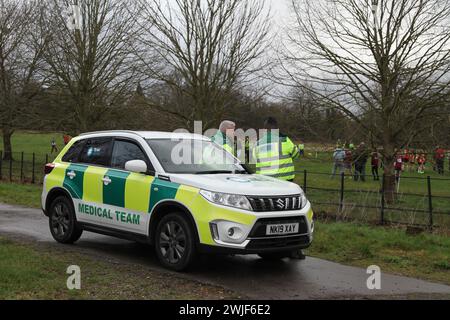 UK Notfall medizinisches Team mit Suzuki Rettungsfahrzeug bei einem Sportevent in Surrey England steht bereit, erste Hilfe zu geben, tagsüber 2024 Stockfoto