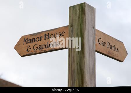 Wegweiser für Manor House and Gardens, West Horsley Place (Button House), Surrey, England, Großbritannien, Februar 2024 Stockfoto