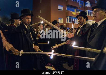 Mitglieder der Sardinenbruderschaft werden während der Prozession mit Fackeln angezündet. Die Sardinenprozession, die in Madrid stattfindet, ist eine jahrhundertealte spanische Tradition, die durch ein Gemälde des spanischen Künstlers Francisco de Goya, das Begräbnis der Sardinen, berühmt wurde. Es markiert das Ende der Karnevalsfeiern und den Beginn der Fastenzeit 40 Tage vor Ostern. Es besteht aus einer Prozession, die eine Beerdigung parodiert, bei der eine symbolische Figur einer Sardine in ihrem Sarg verbrannt wird. Das fest findet jeden Aschermittwoch statt und symbolisiert das Begräbnis der Vergangenheit und die Wiedergeburt der Gesellschaft. Stockfoto