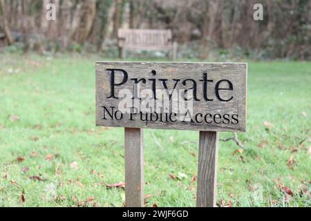 Holzschild, privat, kein öffentlicher Zugang in einem Feld am West Horsley Place (Button House), Surrey, England, Großbritannien, Februar 2024 Stockfoto