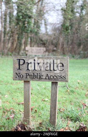 Holzschild, privat, kein öffentlicher Zugang in einem Feld am West Horsley Place (Button House), Surrey, England, Großbritannien, Februar 2024 Stockfoto