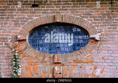 Ein ovales Fenster über dem Eingang am West Horsley Place (Button House), Surrey, England, Großbritannien, Februar 2024 Stockfoto