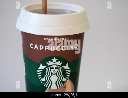 Bayern, Deutschland – 15. Februar 2024: In dieser Fotoillustration ist eine Tasse Cappuccino von Starbucks zu sehen Stockfoto