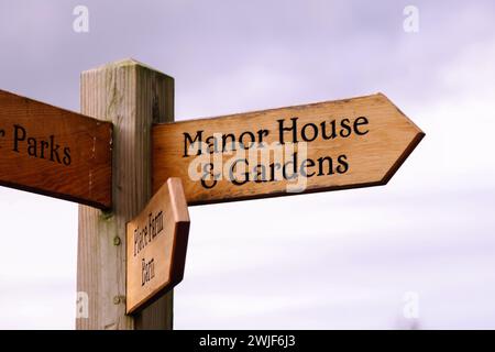 Manor House Schild am West Horsley Place (Button House), Surrey, England, Großbritannien, Februar 2024 Stockfoto