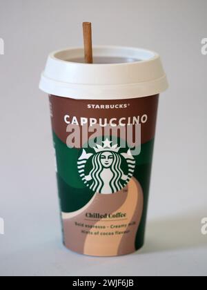 Bayern, Deutschland – 15. Februar 2024: In dieser Fotoillustration ist eine Tasse Cappuccino von Starbucks zu sehen Stockfoto