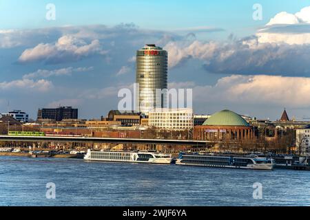 Flusskreuzfahrtschiffe am Rheinufer, Tonhalle und Ergoturm in Düsseldorf, Nordrhein-Westfalen, Deutschland, Europa | Flusskreuzfahrtschiffe auf dem Rhin Stockfoto