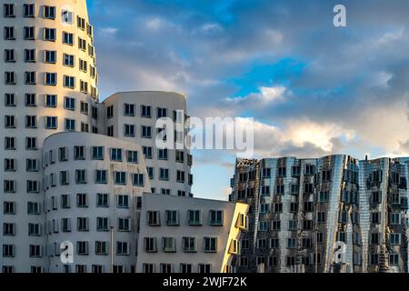 Gehry-Bauten - neuer Zollhof am Medienhafen in Düsseldorf, Nordrhein-Westfalen, Deutschland | die Gehry-Gebäude am Neuen Zollhof am Medienhafen Stockfoto