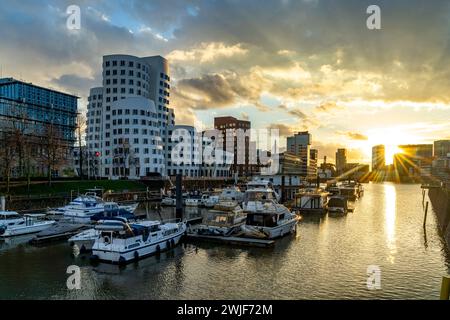 Gehry-Bauten - neuer Zollhof am Medienhafen in Düsseldorf bei Sonnenuntergang, Nordrhein-Westfalen, Deutschland | der neue Zollhof, Wahrzeichen mit Buil Stockfoto