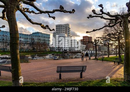 Gehry-Bauten - neuer Zollhof am Medienhafen in Düsseldorf, Nordrhein-Westfalen, Deutschland | der neue Zollhof, Wahrzeichen mit Gebäuden von am Stockfoto