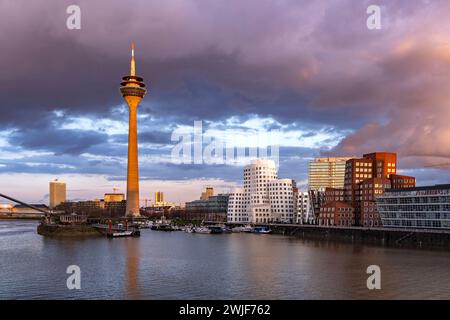 Gehry-Bauten - neuer Zollhof am Medienhafen und der Rheinturm in Düsseldorf, Nordrhein-Westfalen, Deutschland | die Gehry-Gebäude des Neuen Zollhofs, Stockfoto