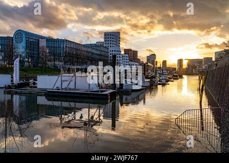 Gehry-Bauten - neuer Zollhof am Medienhafen in Düsseldorf bei Sonnenuntergang, Nordrhein-Westfalen, Deutschland | der neue Zollhof, Wahrzeichen mit Buil Stockfoto