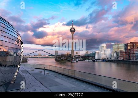 Blick von der Terrasse des Hyatt Hotel auf die Gehry-Bauten - neuer Zollhof am Medienhafen und den Rheinturm in Düsseldorf, Nordrhein-Westfalen, Deuts Stockfoto