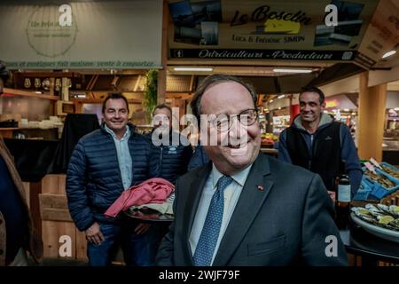 Bordeaux, Frankreich. Februar 2024. © PHOTOPQR/SUD OUEST/BONNAUD GUILLAUME GUILLAUME BONNAUD ; BORDEAUX ; 15/02/2024 ; LE 15 FEVRIER 2024/A BORDEAUX/AU MARCHE DES CAPUCINS/FRANCOIS HOLLANDE EN COMPAGNIE DU MAIRE DE LIBOURNE PHILIPPE BUISSON ET DES OSTREICULTEURS DU BASSIN VIENT APPORTER SON Frankreich, 15. februar 2024 Francois Hollande der ehemalige Präsident kommt, um die Austernindustrie zu unterstützen Credit: MAXPPP/Alamy Live News Stockfoto