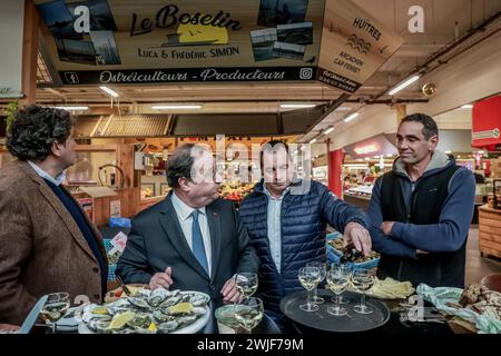 Bordeaux, Frankreich. Februar 2024. © PHOTOPQR/SUD OUEST/BONNAUD GUILLAUME GUILLAUME BONNAUD ; BORDEAUX ; 15/02/2024 ; LE 15 FEVRIER 2024/A BORDEAUX/AU MARCHE DES CAPUCINS/FRANCOIS HOLLANDE EN COMPAGNIE DU MAIRE DE LIBOURNE PHILIPPE BUISSON ET DES OSTREICULTEURS DU BASSIN VIENT APPORTER SON Frankreich, 15. februar 2024 Francois Hollande der ehemalige Präsident kommt, um die Austernindustrie zu unterstützen Credit: MAXPPP/Alamy Live News Stockfoto