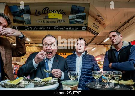 Bordeaux, Frankreich. Februar 2024. © PHOTOPQR/SUD OUEST/BONNAUD GUILLAUME GUILLAUME BONNAUD ; BORDEAUX ; 15/02/2024 ; LE 15 FEVRIER 2024/A BORDEAUX/AU MARCHE DES CAPUCINS/FRANCOIS HOLLANDE EN COMPAGNIE DU MAIRE DE LIBOURNE PHILIPPE BUISSON ET DES OSTREICULTEURS DU BASSIN VIENT APPORTER SON Frankreich, 15. februar 2024 Francois Hollande der ehemalige Präsident kommt, um die Austernindustrie zu unterstützen Credit: MAXPPP/Alamy Live News Stockfoto