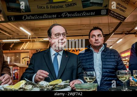 Bordeaux, Frankreich. Februar 2024. © PHOTOPQR/SUD OUEST/BONNAUD GUILLAUME GUILLAUME BONNAUD ; BORDEAUX ; 15/02/2024 ; LE 15 FEVRIER 2024/A BORDEAUX/AU MARCHE DES CAPUCINS/FRANCOIS HOLLANDE EN COMPAGNIE DU MAIRE DE LIBOURNE PHILIPPE BUISSON ET DES OSTREICULTEURS DU BASSIN VIENT APPORTER SON Frankreich, 15. februar 2024 Francois Hollande der ehemalige Präsident kommt, um die Austernindustrie zu unterstützen Credit: MAXPPP/Alamy Live News Stockfoto