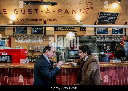 Bordeaux, Frankreich. Februar 2024. © PHOTOPQR/SUD OUEST/bonnaud guillaume guillaume BONNAUD ; Bordeaux ; 15/02/2024 ; LE 15 FEVRIER 2024/A BORDEAUX/AU MARCHE DES CAPUCINS/FRANCOIS HOLLANDE ET PHILIPPE BUISSON MAIRE DE LIBOURNE/LORS DE SA VENUE POUR AIDER LES OSTREICULTEURS DU BASSIN D'ARCACHON PH Guillaume Bonnaud Bordeaux, Frankreich, 15. februar 2024 Francois Hollande der ehemalige Präsident kommt, um die Austernindustrie zu unterstützen Credit: MAXPPP/Alamy Live News Stockfoto