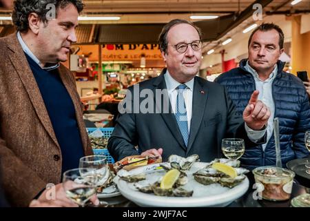 Bordeaux, Frankreich. Februar 2024. © PHOTOPQR/SUD OUEST/BONNAUD GUILLAUME GUILLAUME BONNAUD ; BORDEAUX ; 15/02/2024 ; LE 15 FEVRIER 2024/A BORDEAUX/AU MARCHE DES CAPUCINS/FRANCOIS HOLLANDE EN COMPAGNIE DU MAIRE DE LIBOURNE PHILIPPE BUISSON ET DES OSTREICULTEURS DU BASSIN VIENT APPORTER SON Frankreich, 15. februar 2024 Francois Hollande der ehemalige Präsident kommt, um die Austernindustrie zu unterstützen Credit: MAXPPP/Alamy Live News Stockfoto