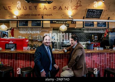 Bordeaux, Frankreich. Februar 2024. © PHOTOPQR/SUD OUEST/bonnaud guillaume guillaume BONNAUD ; Bordeaux ; 15/02/2024 ; LE 15 FEVRIER 2024/A BORDEAUX/AU MARCHE DES CAPUCINS/FRANCOIS HOLLANDE ET PHILIPPE BUISSON MAIRE DE LIBOURNE/LORS DE SA VENUE POUR AIDER LES OSTREICULTEURS DU BASSIN D'ARCACHON PH Guillaume Bonnaud Bordeaux, Frankreich, 15. februar 2024 Francois Hollande der ehemalige Präsident kommt, um die Austernindustrie zu unterstützen Credit: MAXPPP/Alamy Live News Stockfoto