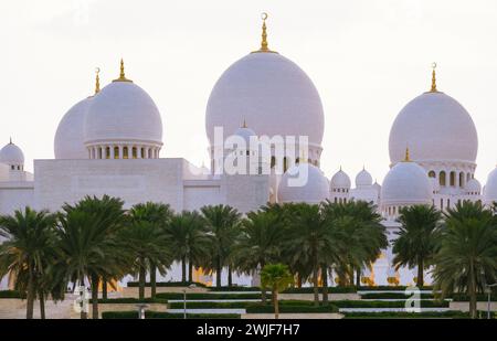 Große Moschee von Scheich Zayed in Abu Dhabi mit Panoramablick. Abu Dhabi, Vereinigte Arabische Emirate, große und wunderbare weiße Moschee von Scheich Zayed Stockfoto