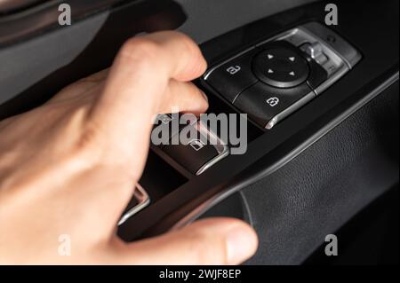 Tasten für das untere Fahrzeugfenster mit Nahansicht des Bedienfelds Stockfoto