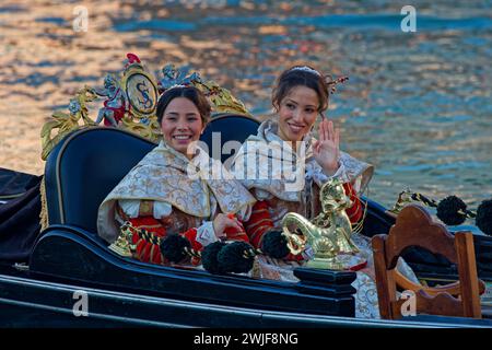 VENEDIG, ITALIEN, 3. Februar 2024: Festa delle Marie. Zwölf Mädchen, die in Mode des 14. Jahrhunderts gekleidet sind, nehmen an der Eröffnung Teil Stockfoto