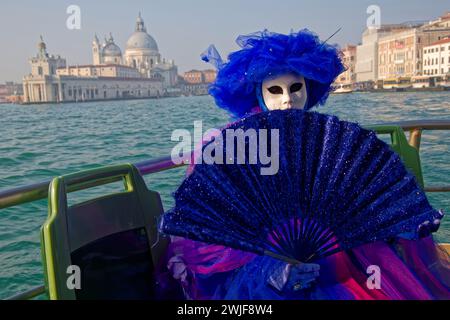 VENEDIG, ITALIEN, 5. Februar 2024 : der Karneval von Venedig (Karneval di Venezia) ist ein weltberühmtes Festival für seine aufwendigen Kostüme Stockfoto