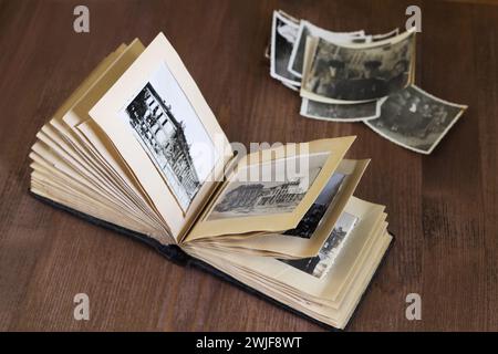 Vintage-Fotoalbum mit Fotos des zerstörten Berlins, 1940er Jahre Stockfoto