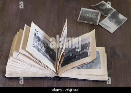 Vintage-Fotoalbum mit Fotos des zerstörten Berlins, 1940er Jahre Stockfoto