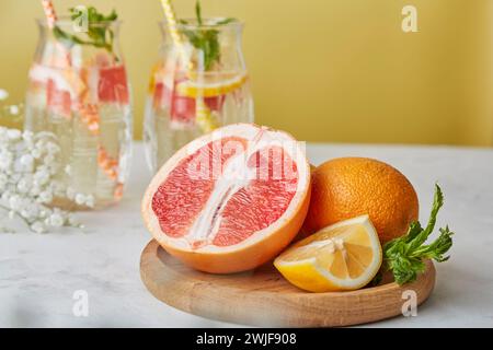 Zitrusfrüchte für das sommerliche Entgiftungswasser. Alkoholarm, Null-Beweis-Getränke, kohlensäurehaltiges vitaminisiertes Wasser. Stockfoto