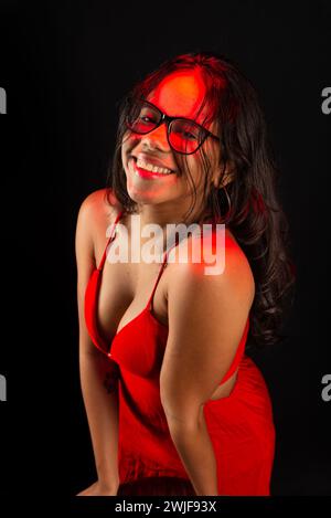 Salvador, bahia, Brasilien - 9. Dezember 2023: Schöne junge Frau mit Brille, roter Kleidung und posiert für ein Foto. Isolierter o Stockfoto