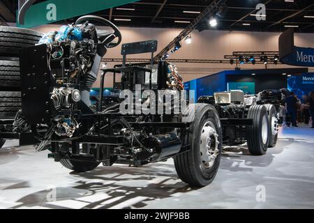 Freiliegendes Fahrgestell, Motor, Getriebe und Motor eines Busses auf dem LAT. BUS 2022 Show, in der Stadt Sao Paulo. Stockfoto