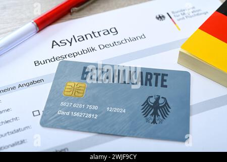 FOTOMONTAGE, Bezahlkarte für Geflüchtete und Asylsuchende auf einem Asylantrag *** FOTOMONTAGE, Zahlungskarte für Flüchtlinge und Asylsuchende auf einem Asylantrag Stockfoto