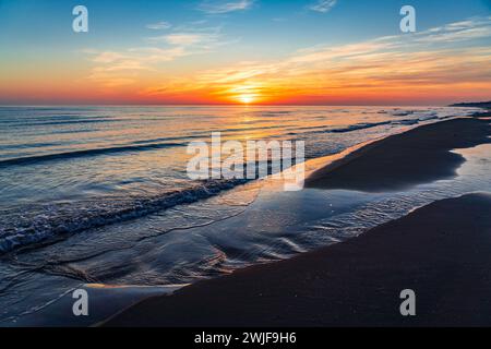 Farbenfroher Sonnenaufgang an der Küste Stockfoto