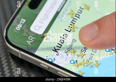 New York, USA - 24. Januar 2024: Flugverkehr in Kuala Lumpur City auf dem iphone 15 Pro max Bildschirm Nahansicht Stockfoto