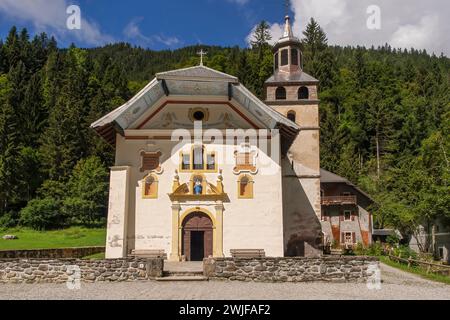 21.08.2016 Les Contamine-Montjoie, Haute-Savoie, Frankreich. Der Wanderweg der Kirche Notre Dame de la Gorge beginnt dort, wenn Sie den TMB machen möchten, wo Stockfoto