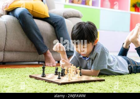 Eine glückliche Familie, Eltern und Kinder, genießen eine schöne gemeinsame Zeit im gemütlichen Wohnzimmer zu Hause Stockfoto