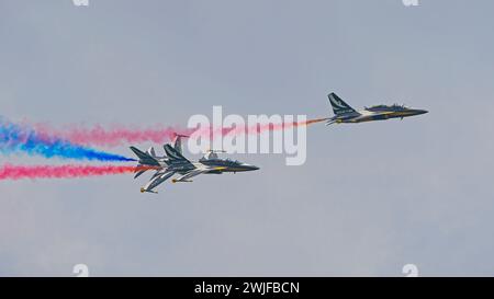 SINGAPUR - 16. FEBRUAR 2024: Kunstflugteam der Republik Korea Air Force, Black Eagles, das für die Singapore Airshow 2024 trainiert Stockfoto