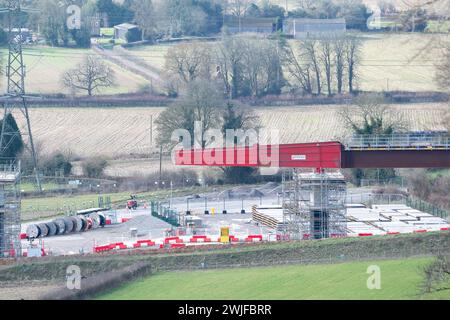 Wendover Dean, Großbritannien. Februar 2024. HS2 bauen das 450 m lange Wendover Dean Viadukt in Wendover Dean, Buckinghamshire bei Great Missenden mit 38 Stahlträgern. Das halbe Kilometer lange Viadukt wird die erste große Eisenbahnbrücke im Vereinigten Königreich sein, die mit einer „Doppelverbundkonstruktion“ gebaut wird. Die HS2-Werke bedeuteten die Zerstörung eines großen Stück alten Waldes im Jones Hill Wood. Quelle: Maureen McLean/Alamy Live News Stockfoto