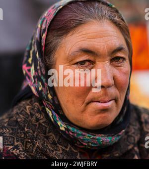 Ein Porträt einer Ladakhi-Frau, die ein Kopftuch trägt und in die Kamera schaut. Stockfoto