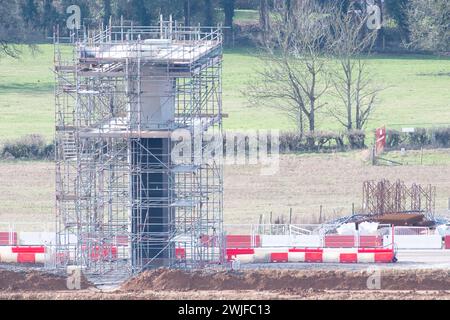 Wendover Dean, Großbritannien. Februar 2024. HS2 bauen das 450 m lange Wendover Dean Viadukt in Wendover Dean, Buckinghamshire bei Great Missenden mit 38 Stahlträgern. Das halbe Kilometer lange Viadukt wird die erste große Eisenbahnbrücke im Vereinigten Königreich sein, die mit einer „Doppelverbundkonstruktion“ gebaut wird. Die HS2-Werke bedeuteten die Zerstörung eines großen Stück alten Waldes im Jones Hill Wood. Quelle: Maureen McLean/Alamy Live News Stockfoto