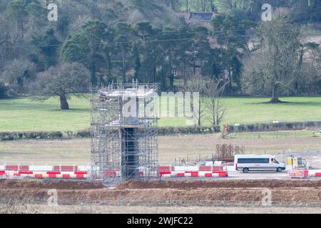 Wendover Dean, Großbritannien. Februar 2024. HS2 bauen das 450 m lange Wendover Dean Viadukt in Wendover Dean, Buckinghamshire bei Great Missenden mit 38 Stahlträgern. Das halbe Kilometer lange Viadukt wird die erste große Eisenbahnbrücke im Vereinigten Königreich sein, die mit einer „Doppelverbundkonstruktion“ gebaut wird. Die HS2-Werke bedeuteten die Zerstörung eines großen Stück alten Waldes im Jones Hill Wood. Quelle: Maureen McLean/Alamy Live News Stockfoto