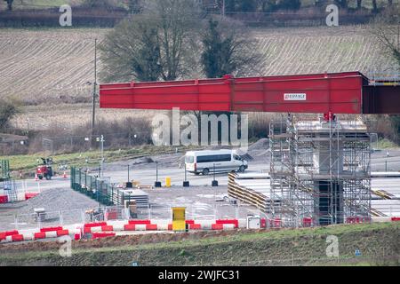 Wendover Dean, Großbritannien. Februar 2024. HS2 bauen das 450 m lange Wendover Dean Viadukt in Wendover Dean, Buckinghamshire bei Great Missenden mit 38 Stahlträgern. Das halbe Kilometer lange Viadukt wird die erste große Eisenbahnbrücke im Vereinigten Königreich sein, die mit einer „Doppelverbundkonstruktion“ gebaut wird. Die HS2-Werke bedeuteten die Zerstörung eines großen Stück alten Waldes im Jones Hill Wood. Quelle: Maureen McLean/Alamy Live News Stockfoto