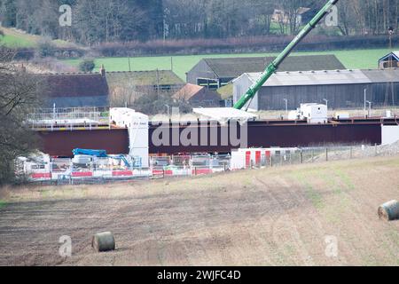 Wendover Dean, Großbritannien. Februar 2024. HS2 bauen das 450 m lange Wendover Dean Viadukt in Wendover Dean, Buckinghamshire bei Great Missenden mit 38 Stahlträgern. Das halbe Kilometer lange Viadukt wird die erste große Eisenbahnbrücke im Vereinigten Königreich sein, die mit einer „Doppelverbundkonstruktion“ gebaut wird. Die HS2-Werke bedeuteten die Zerstörung eines großen Stück alten Waldes im Jones Hill Wood. Quelle: Maureen McLean/Alamy Live News Stockfoto