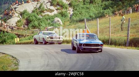 Horst Kwech in einem Shelby Racing Ford Mustang Boss 302 vor einem Chevolet Camaro beim Trans-am 1969 auf dem Circuit Mont-Tremblant in St. Jovite, Quebec, DNF Stockfoto